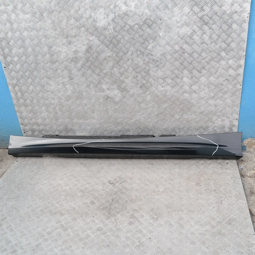 Sill Strip Faldón Lateral Izquierdo Negro Zafiro Metálico - 475 para BMW E87N LCI con número de pieza 51770036145 BMW E87N LCI Sill Strip Faldón Lateral Izquierdo Negro Zafiro Metálico - 475 - SKU 0036145-BS4 - Número de pieza 51770036145