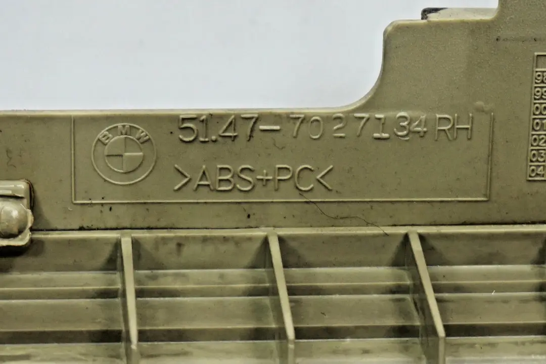 Kratka osłona bagażnika prawa zielona do BMW E53 X5 o numerze 7027134 BMW E53 X5 Kratka osłona bagażnika prawa zielona - SKU 7025956 - Numer Części 7027134