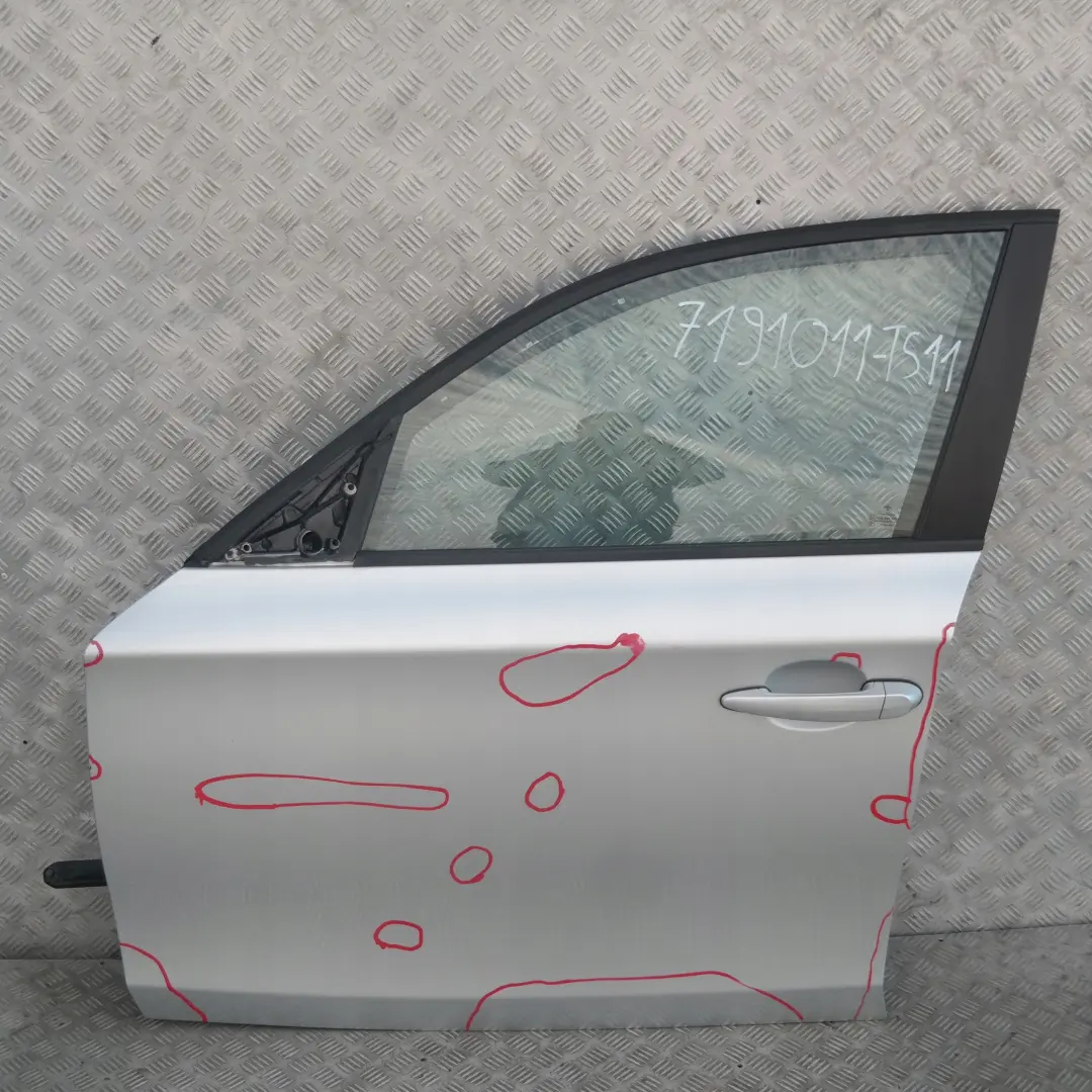 Porta anteriore sinistra Titansilber Argento Metallico 354 per BMW E87 con numero di parte 7191011 BMW E87 Porta anteriore sinistra Titansilber Argento Metallico 354 - SKU 7191011-TS11 - Numero di parte 7191011