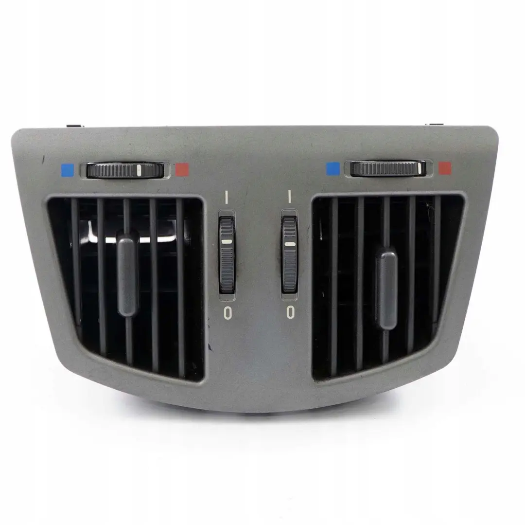 Griglia Aerazione Console Centrale Posteriore Argento Scuro per BMW E65 E66 E67 con numero di parte 7007984 BMW E65 E66 E67 Griglia Aerazione Console Centrale Posteriore Argento Scuro - SKU 7007984-1 - Numero di parte 7007984