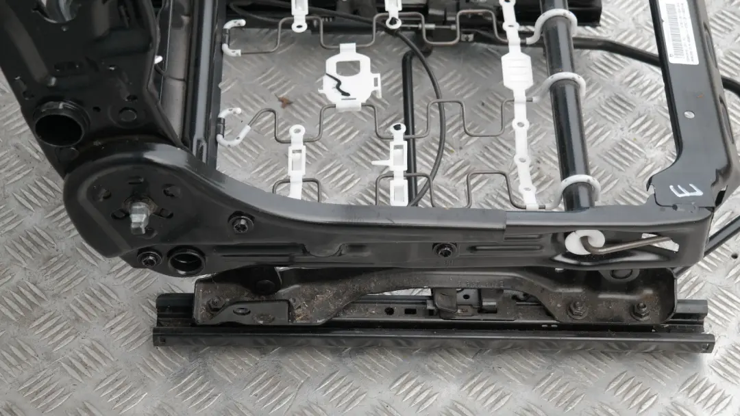 Fotel lewy rama szkielet do MINI R55 R56 o numerze 7335409 MINI R55 R56 Fotel lewy rama szkielet - SKU 7335409 - Numer Części 7335409