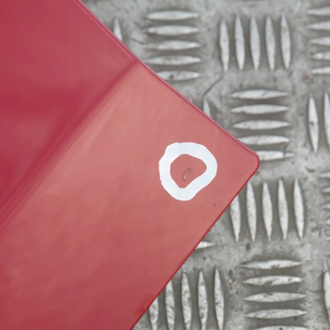 Porta anteriore sinistra Karmesinrot Rosso - A61 per BMW E87 con numero di parte 7191011 BMW E87 Porta anteriore sinistra Karmesinrot Rosso - A61 - SKU 7191011-KAR1 - Numero di parte 7191011