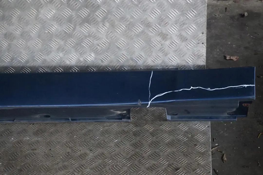 Schwellerleiste Blende Schweller rechts Mysticblau Blau A07 für BMW 5 er E60 E61 mit Teilenummer 150278 BMW 5 er E60 E61 Schwellerleiste Blende Schweller rechts Mysticblau Blau A07 - SKU 0150278-MYS - Teilenummer 150278