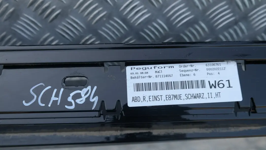 Nakładka listwa próg prawy schwarz do BMW E87 LCI o numerze 51770036144 BMW E87 LCI Nakładka listwa próg prawy schwarz - SKU 0036144-SCH5 - Numer Części 51770036144