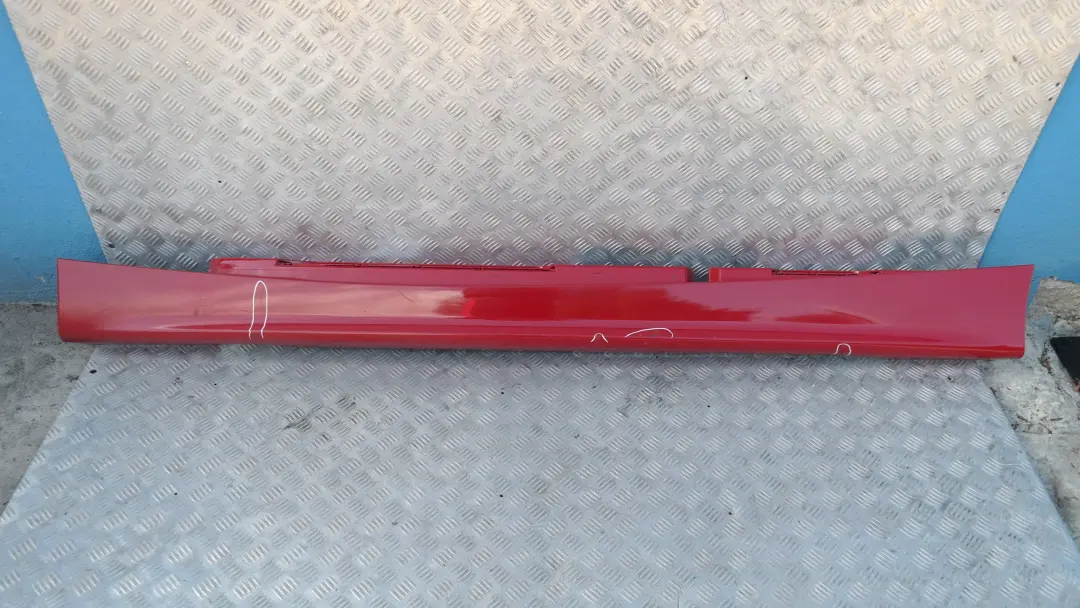 Sill Strip Faldón Lateral Izquierdo Rot Karmesinrot A61 para BMW E87 con número de pieza 51770032949 BMW E87 Sill Strip Faldón Lateral Izquierdo Rot Karmesinrot A61 - SKU 0032949-KAR1 - Número de pieza 51770032949