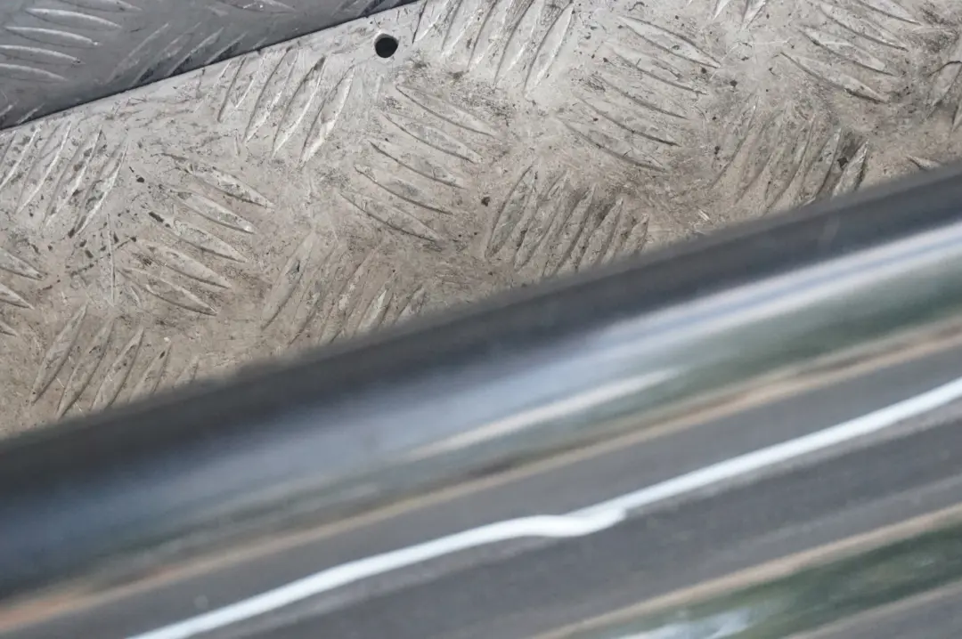 Verkleidung Trittbrett vorne rechts Black Sapphire Schwarz - 475 für BMW X3 er E83 mit Teilenummer 3401809 BMW X3 er E83 Verkleidung Trittbrett vorne rechts Black Sapphire Schwarz - 475 - SKU 3401809-BS - Teilenummer 3401809