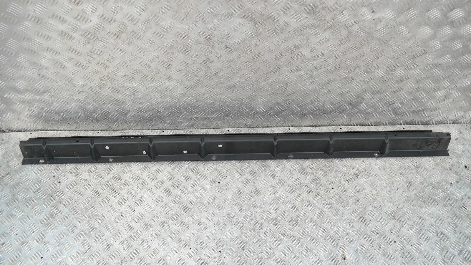 BMW X5 SERIES E53 MOUNT RIGHT O/S SIDE DOOR SILL COVER SKIRT 51718408710 8408710