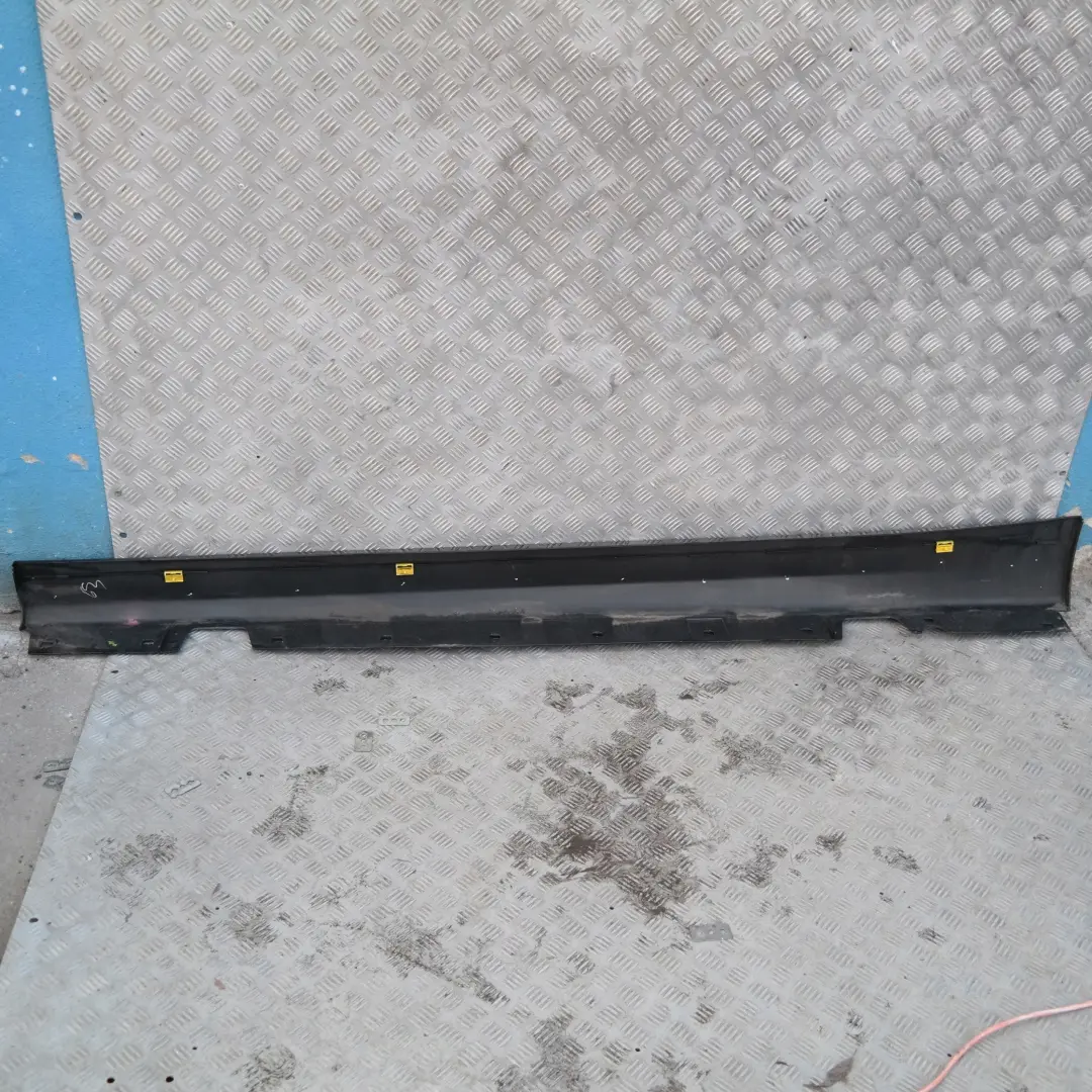 Listello Portiera Apertura Gonna Destra Black Sapphire Metallico per BMW E90 E91 con numero di parte 32950 BMW E90 E91 Listello Portiera Apertura Gonna Destra Black Sapphire Metallico - SKU 0032950-BS8 - Numero di parte 32950