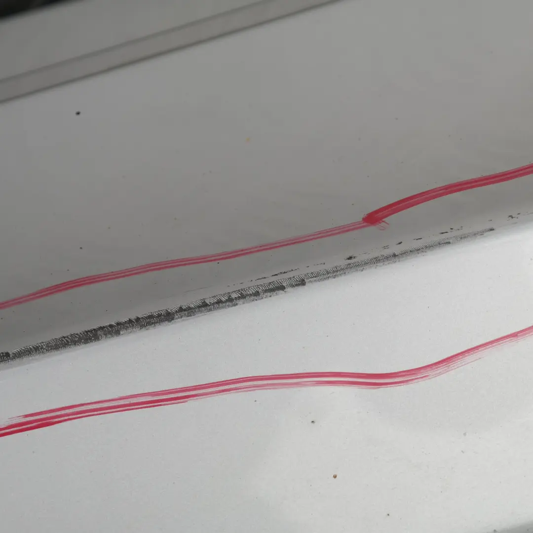 Sill strip skirt left Titansilber Titan Silver para BMW 4 E81 E82 E88 con número de pieza 36143 BMW 4 E81 E82 E88 Sill strip skirt left Titansilber Titan Silver - SKU 0036143-TS4 - Número de pieza 36143