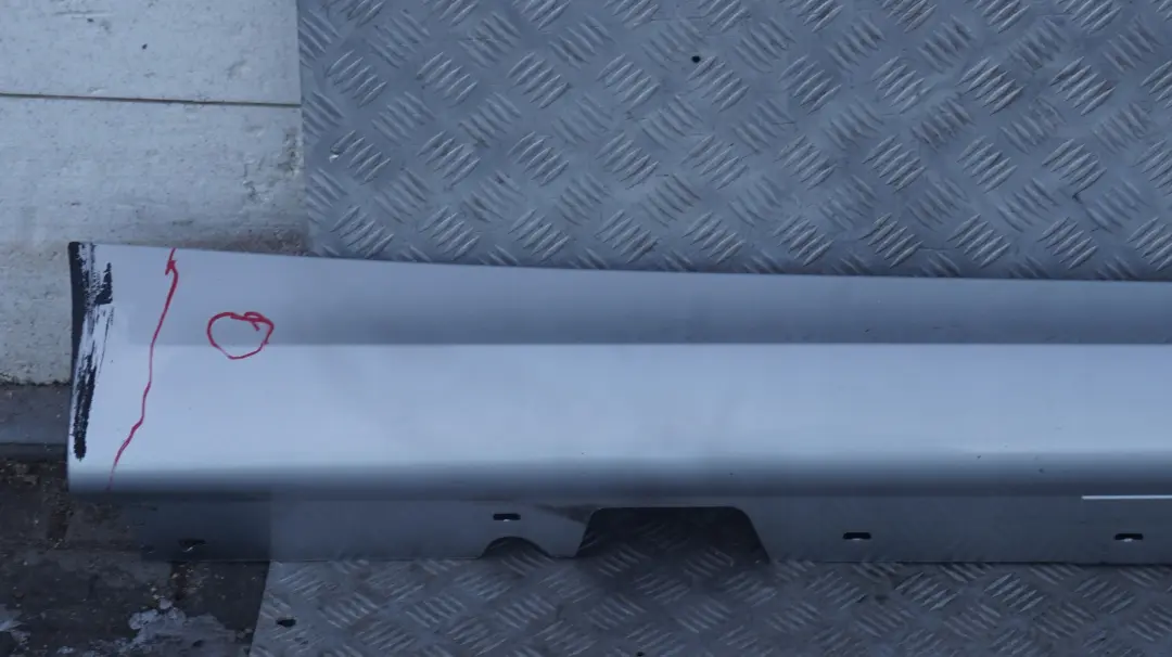 Sill strip side skirt right Titansilber Silv para BMW E90 E91 M Sport con número de pieza 0033440 BMW E90 E91 M Sport Sill strip side skirt right Titansilber Silv - SKU 0033440-TS3 - Número de pieza 0033440