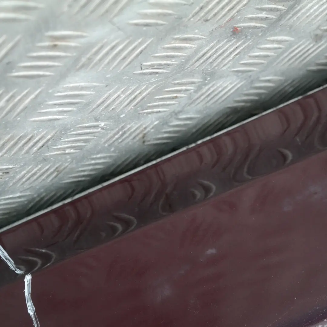 BMW E90 E91 LCI Listello Portiera Verniciato SX Rosso Barbera Uni / Mead - SKU 0037059-BAR - Numero di parte 37059