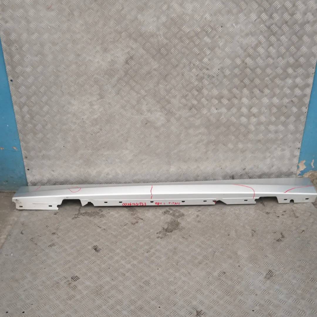 Sill Strip Faldon Lateral Izquierdo Titansilber Titan Silver para BMW E81 E82 E88 con número de pieza 36143 BMW E81 E82 E88 Sill Strip Faldon Lateral Izquierdo Titansilber Titan Silver - SKU 0036143-TS3 - Número de pieza 36143