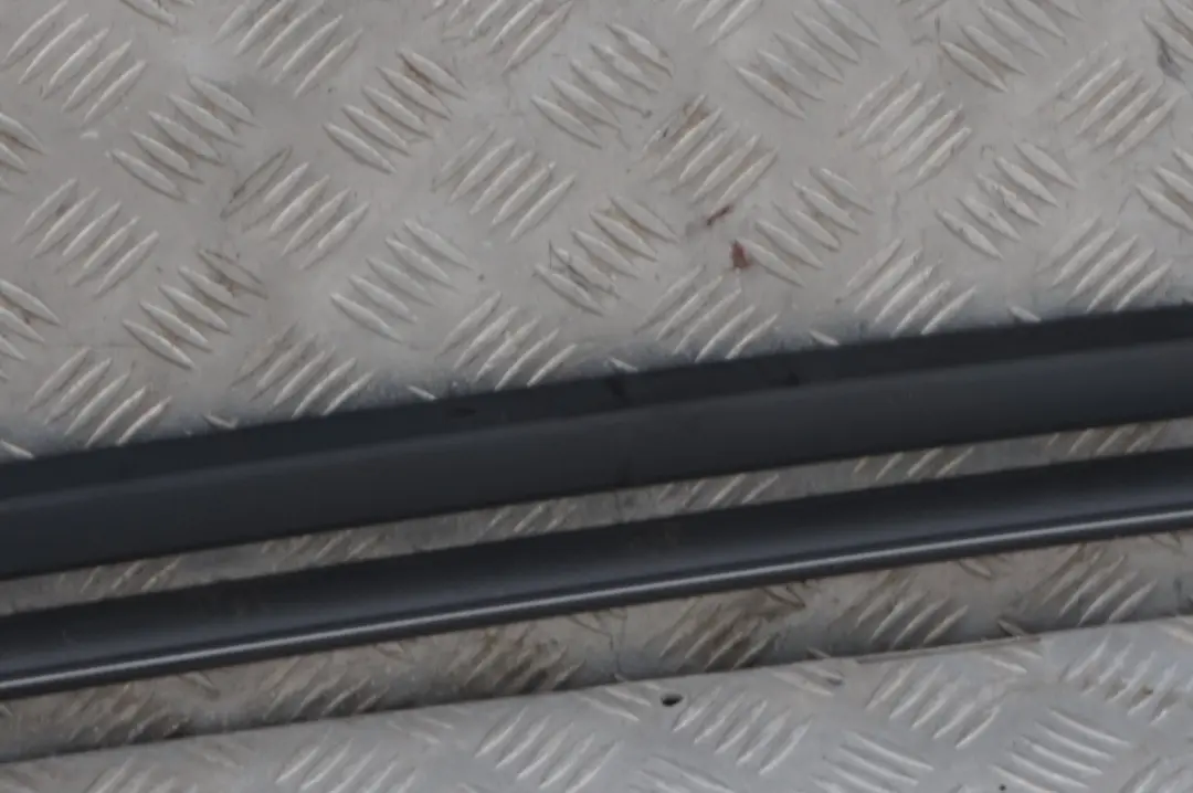 Listwa ozdobna dachu reling prawy BMW E61 E61N do o numerze 7079946 Listwa ozdobna dachu reling prawy BMW E61 E61N - SKU 7079946-SCG - Numer Części 7079946