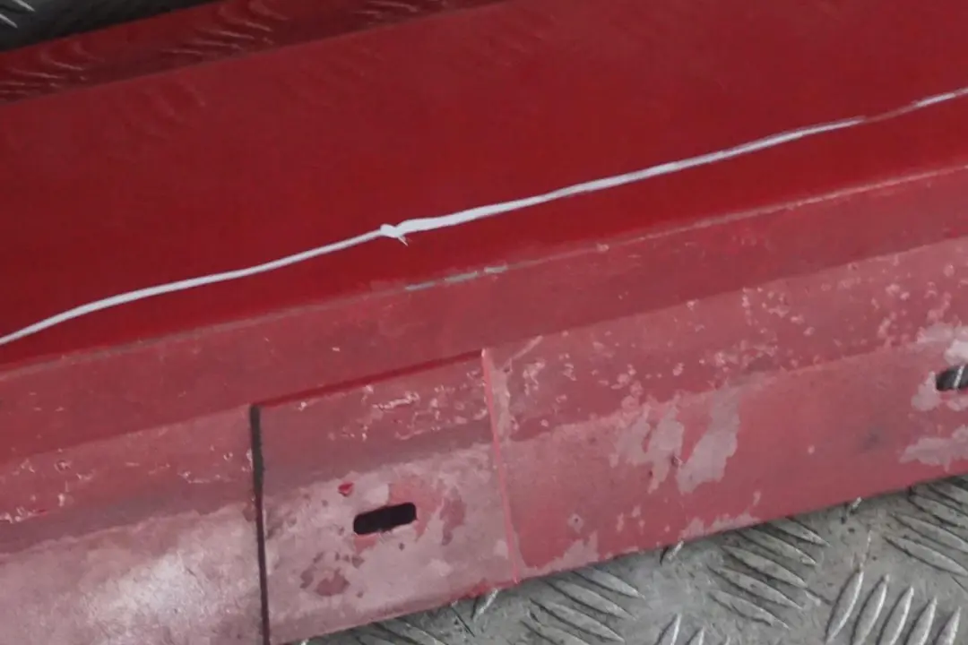 Sill Strip Faldon Lateral Izquierdo Karmesinrot Rojo A61 para BMW E90 E91 LCI 1 con número de pieza 0037059 BMW E90 E91 LCI 1 Sill Strip Faldon Lateral Izquierdo Karmesinrot Rojo A61 - SKU 0037059-KAR1 - Número de pieza 0037059