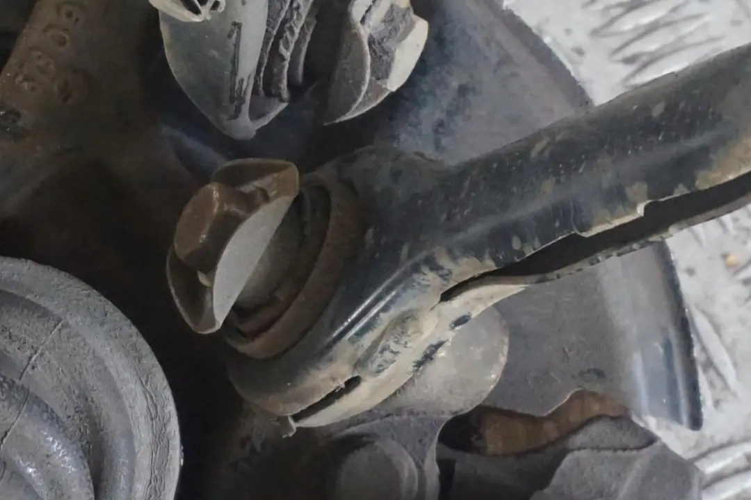 Reihe E87 120d M47N2 Abtriebswelle Schwenklager Hinten Links für BMW 1 mit Teilenummer 6774809 BMW 1 Reihe E87 120d M47N2 Abtriebswelle Schwenklager Hinten Links - SKU 6774809-14 - Teilenummer 6774809