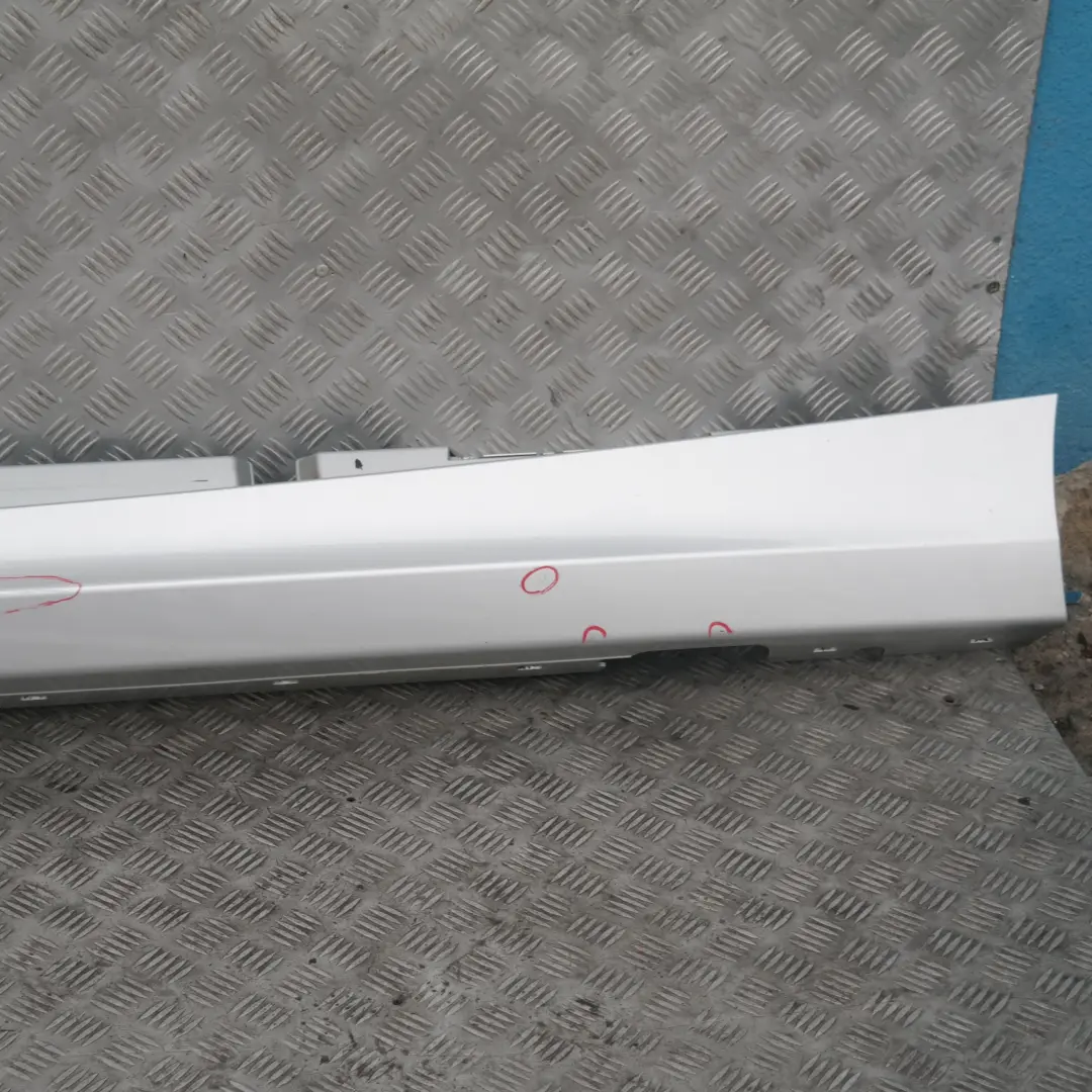 Sill Strip Faldón Lateral Izquierdo Titansilber Plata 354 para BMW E87 LCI E87N con número de pieza 51770036145 BMW E87 LCI E87N Sill Strip Faldón Lateral Izquierdo Titansilber Plata 354 - SKU 0036145-TS5 - Número de pieza 51770036145