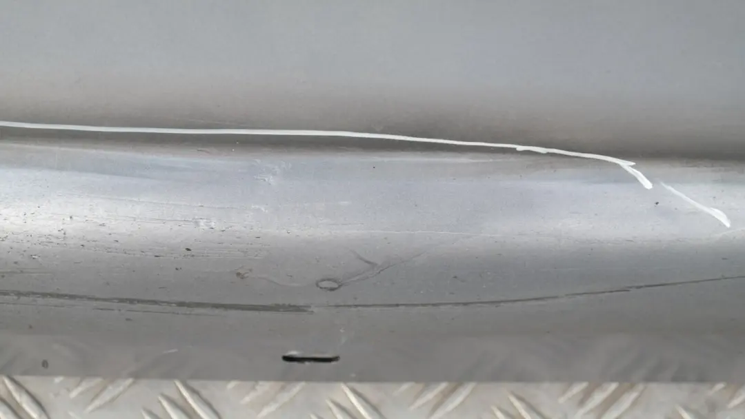 Listón de umbral faldón lateral izquierdo Quarzblau Azul Metalizado para BMW E87 con número de pieza 51770032949 BMW E87 Listón de umbral faldón lateral izquierdo Quarzblau Azul Metalizado - SKU 0032949-QB7 - Número de pieza 51770032949