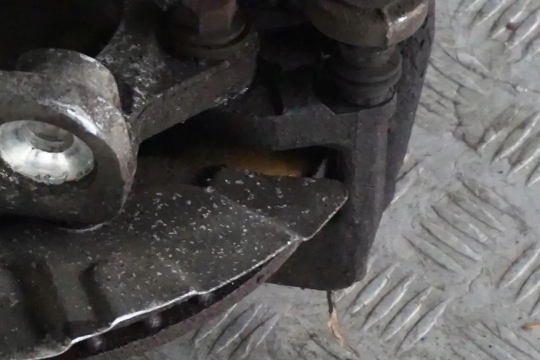BMW E87 118d M47N2 Delantero Derecho Muelle Strut Freno Suspension Pierna - SKU 6786020-1 - Número de pieza 6786020