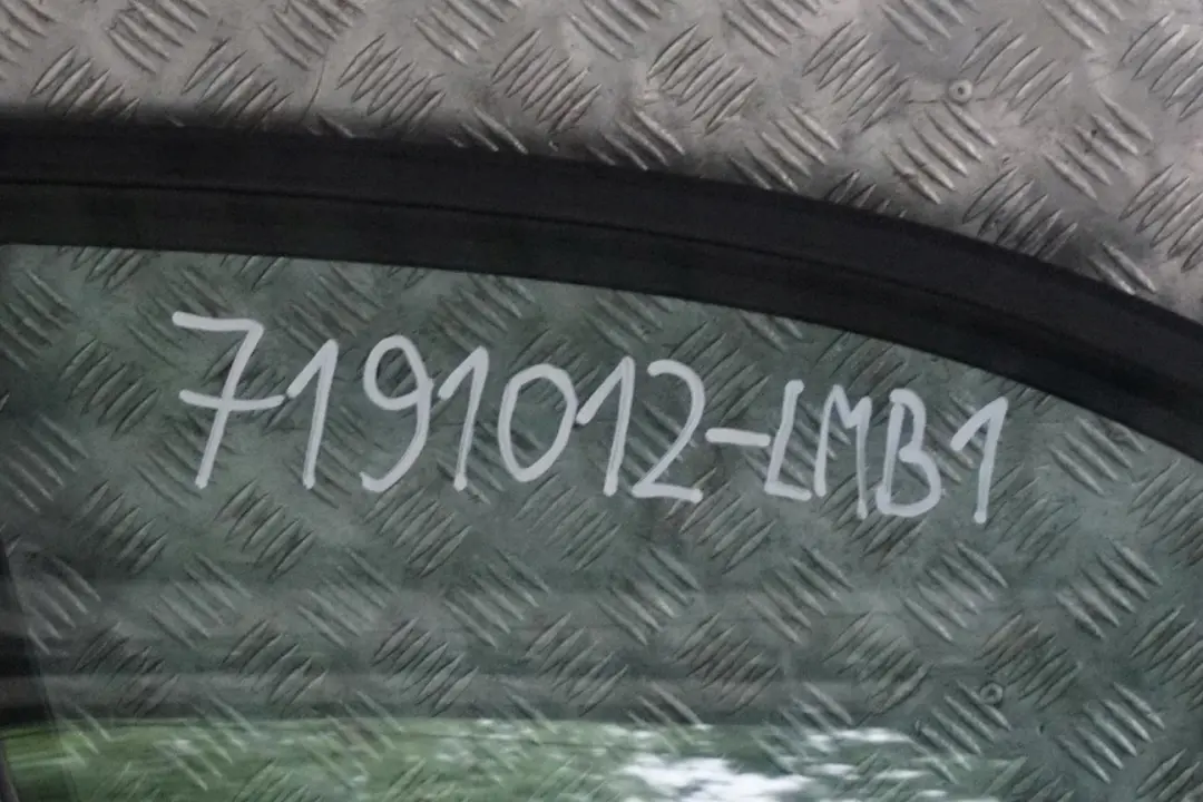 Porta anteriore destra Le Mans Blau Metallico - 381 per BMW E87 LCI con numero di parte 7191012 BMW E87 LCI Porta anteriore destra Le Mans Blau Metallico - 381 - SKU 7191012-LMB1 - Numero di parte 7191012