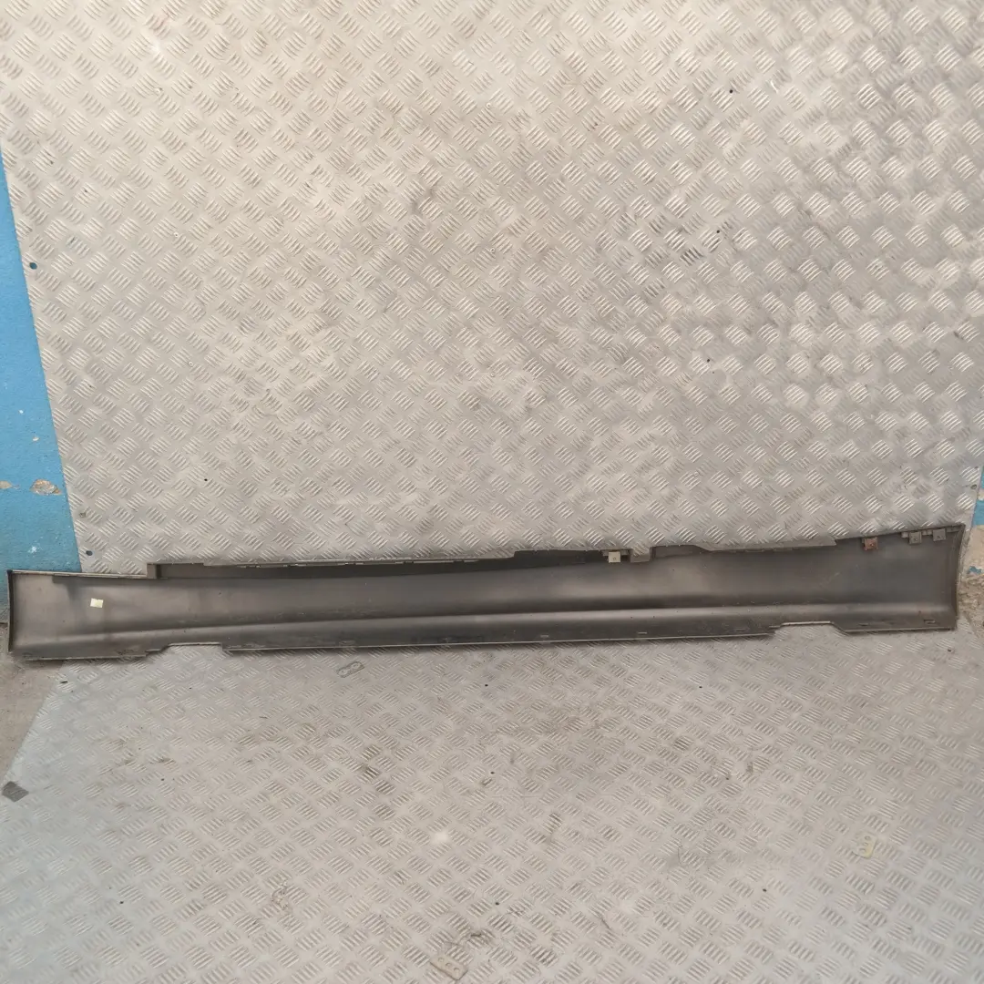 Listello Portiera Apertura Gonna Destra Sonora Metallizzato per BMW E87 con numero di parte 51770032948 BMW E87 Listello Portiera Apertura Gonna Destra Sonora Metallizzato - SKU 0032948-SON3 - Numero di parte 51770032948