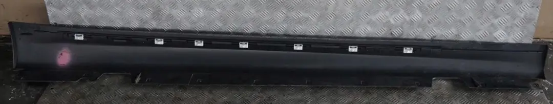 Listello Portiera Apertura Gonna SX Nero Carbone 303 per BMW E90 E91 M Sport con numero di parte 0033441 BMW E90 E91 M Sport Listello Portiera Apertura Gonna SX Nero Carbone 303 - SKU 0033441-CAR2 - Numero di parte 0033441
