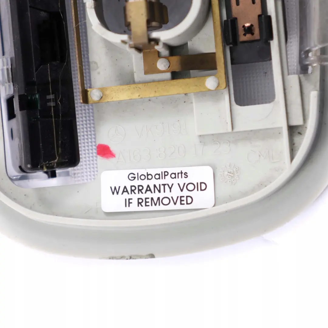 Mercedes-Benz M ML W163 Iluminacion interior trasera del techo Luz para con número de pieza A1638201723 Mercedes-Benz M ML W163 Iluminacion interior trasera del techo Luz - SKU A1638201723 - Número de pieza A1638201723