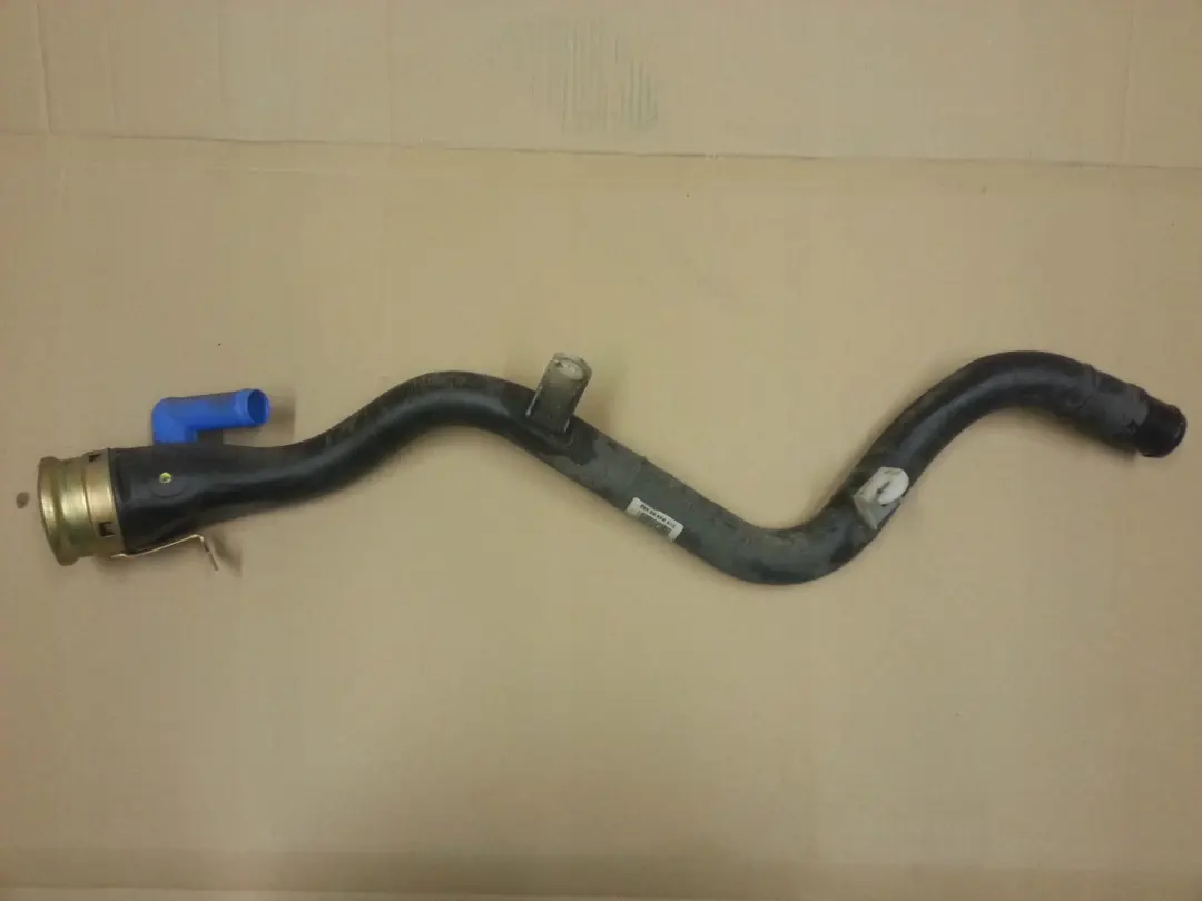Bocchetta Plastica Benzina per BMW E81 E87 E87N LCI 116i 118i con numero di parte 16117203748 BMW E81 E87 E87N LCI 116i 118i Bocchetta Plastica Benzina - SKU 7203748 - Numero di parte 16117203748