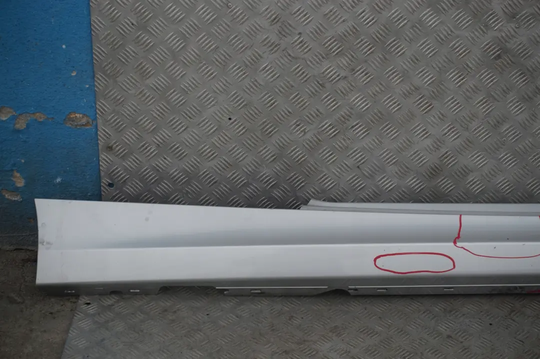 Sill tira lateral falda derecha O / S Titansilber Plata para BMW 3 E81 E82 E88 con número de pieza 0036142 BMW 3 E81 E82 E88 Sill tira lateral falda derecha O / S Titansilber Plata - SKU 0036142-TS3 - Número de pieza 0036142