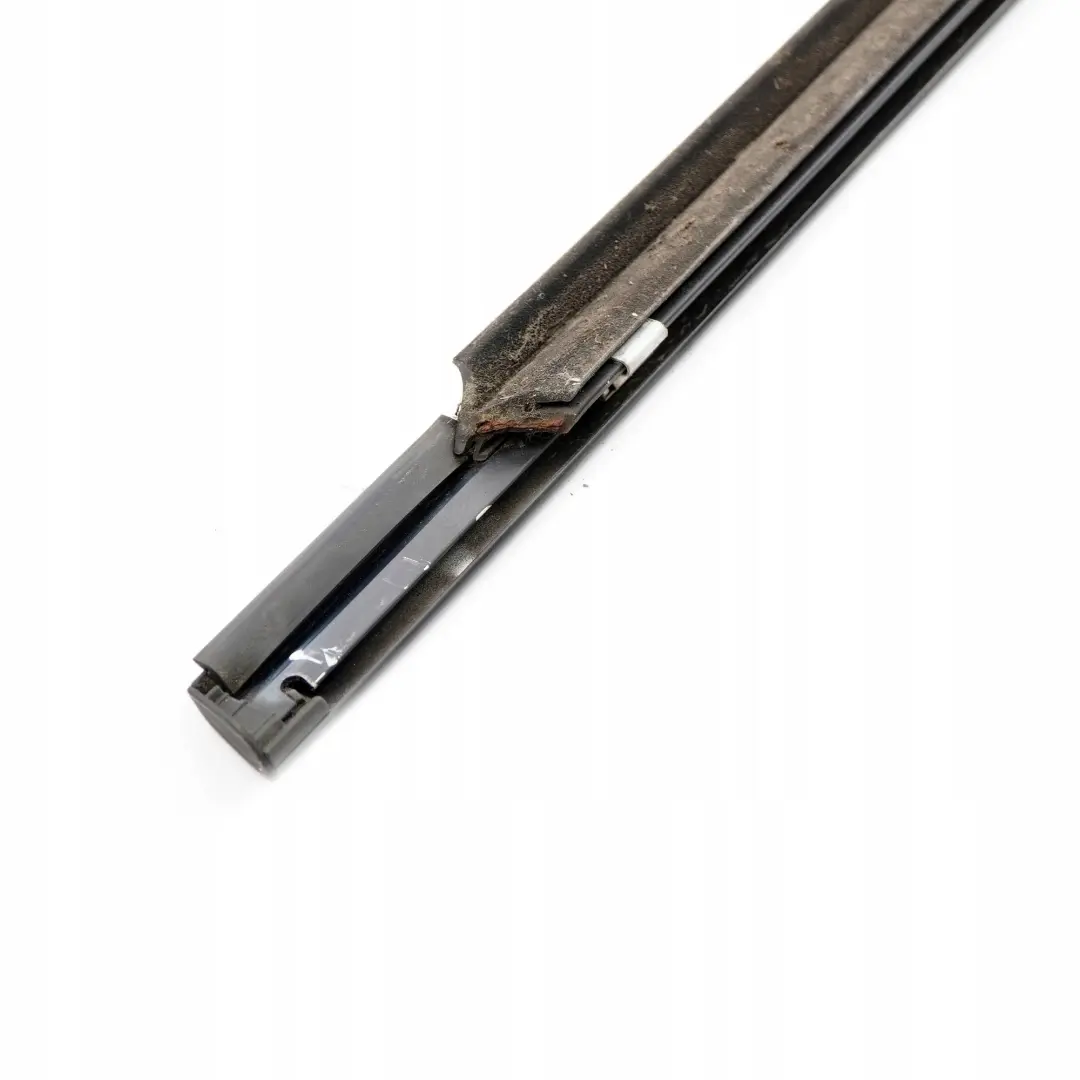 Modanatura striscia rivestimento esterna lunotto posteriore destro per Mercedes W203 con numero di parte A2037350665 Mercedes W203 Modanatura striscia rivestimento esterna lunotto posteriore destro - SKU A2037350665 - Numero di parte A2037350665