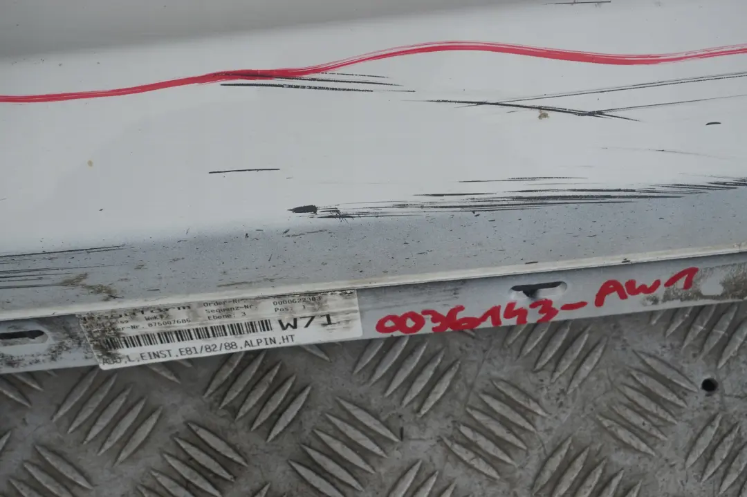 Schwellerleiste Lackiert Links Alpinweiss 300 für BMW 1 er 3 E81 E82 E88 mit Teilenummer 0036143 BMW 1 er 3 E81 E82 E88 Schwellerleiste Lackiert Links Alpinweiss 300 - SKU 0036143-AW1 - Teilenummer 0036143