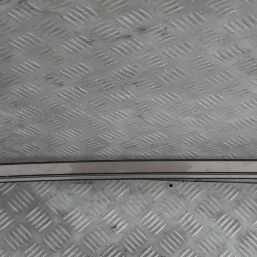 Moldura de Techo Derecha Barandilla Canalón Gris Amatista para BMW E60 con número de pieza 7070196 BMW E60 Moldura de Techo Derecha Barandilla Canalón Gris Amatista - SKU 0031142-AG - Número de pieza 7070196