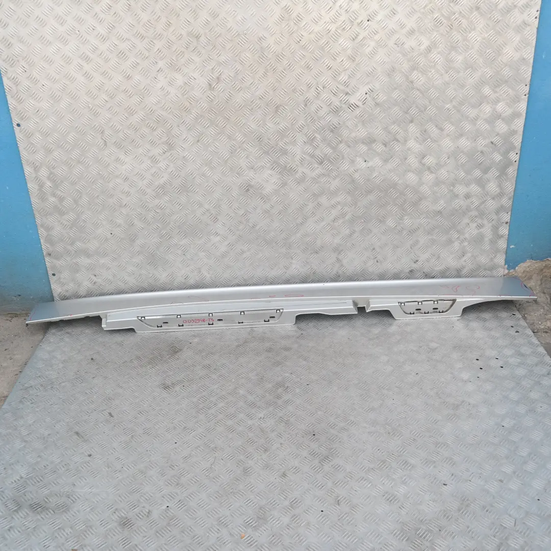 Sill Strip Faldón Lateral Derecho Titansilber Plata Metálico para BMW E87 con número de pieza 32948 BMW E87 Sill Strip Faldón Lateral Derecho Titansilber Plata Metálico - SKU 0032948-TS - Número de pieza 32948