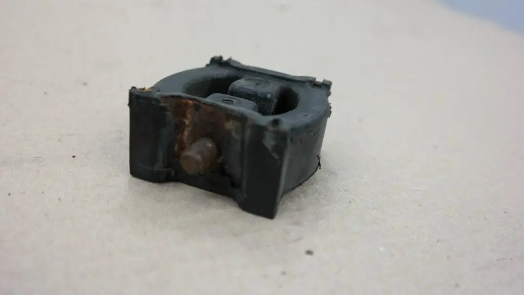BMW 3 5 Series E60 M5 E90 E92 M3 Connecting Plate Exhaust System Rubber Mounting - SKU 7832991 - Part number 7832991