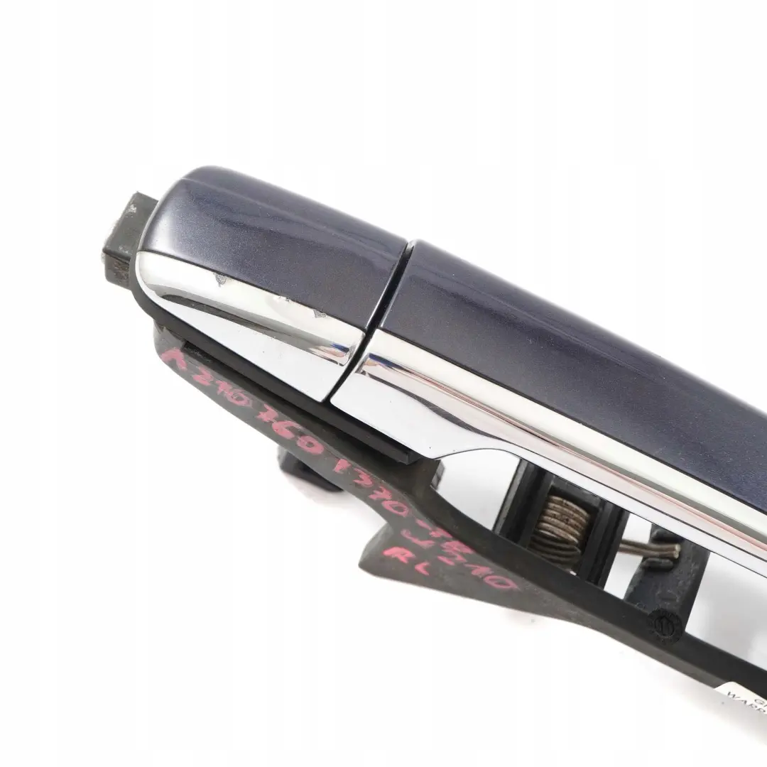 Tirador Puerta Trasera Izquierda Azul Tanzanita Metalizado 359 para Mercedes E W210 con número de pieza A2107601370 Mercedes E W210 Tirador Puerta Trasera Izquierda Azul Tanzanita Metalizado 359 - SKU A2107601370-TB - Número de pieza A2107601370