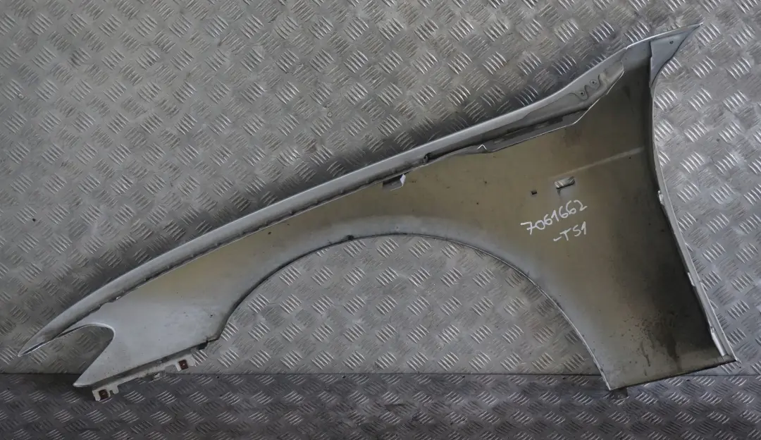 BMW 7 E65 E66 Cote Conducteur Panneau Laterale avant Droit Aile Argent Titane - SKU 7061662-TS1 - Numéro de pièce 7061662