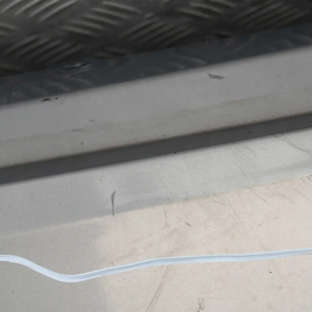 Sill Strip Faldon Lateral Derecho Arktis Arctic Metallic A34 para BMW E92 E93 con número de pieza 34058 BMW E92 E93 Sill Strip Faldon Lateral Derecho Arktis Arctic Metallic A34 - SKU 0034058-AM - Número de pieza 34058