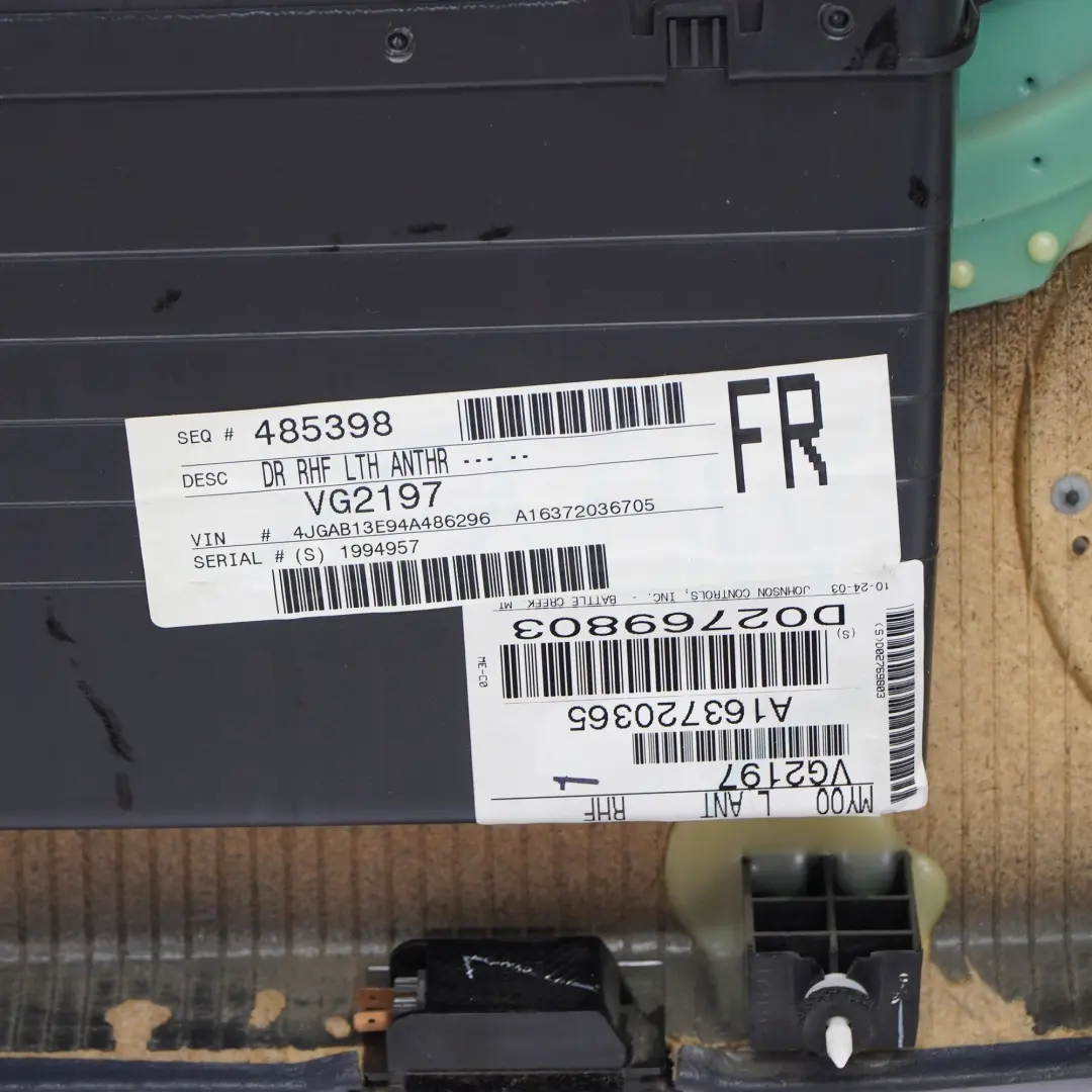 Mercedes-Benz M-Klasse ML W163 Türverkleidung Vorne Rechts Leder Schwarz für mit Teilenummer A1637203670 Mercedes-Benz M-Klasse ML W163 Türverkleidung Vorne Rechts Leder Schwarz - SKU A1637203670 - Teilenummer A1637203670