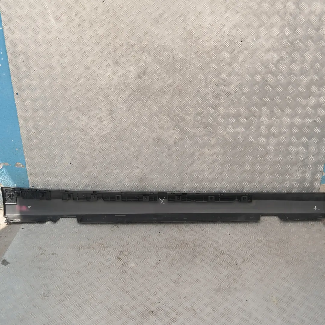 Schwellerleiste Blende Schweller links Schwarz 2 - 668 für BMW 3 E90 E91 LCI mit Teilenummer 0037059 BMW 3 E90 E91 LCI Schwellerleiste Blende Schweller links Schwarz 2 - 668 - SKU 0037059-SCH - Teilenummer 0037059