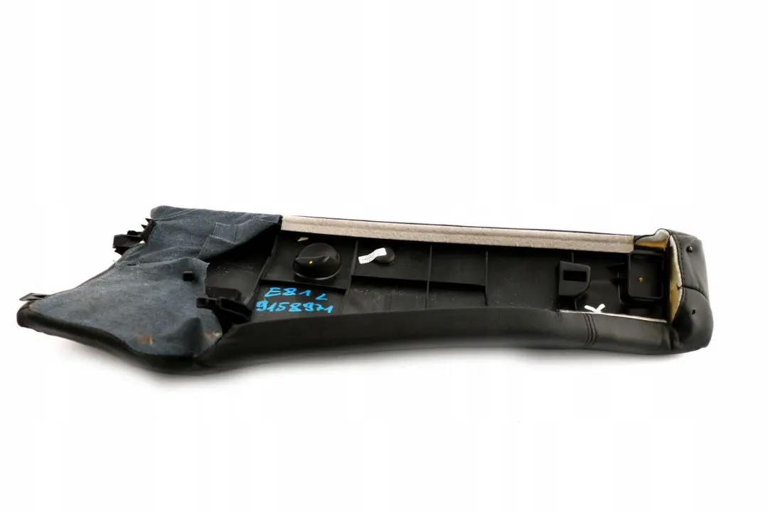 Rivestimento Angolo Sedile Posteriore Sinistro Pelle Nera per BMW E81 E82 con numero di parte 6984877 BMW E81 E82 Rivestimento Angolo Sedile Posteriore Sinistro Pelle Nera - SKU 9158971 - Numero di parte 6984877