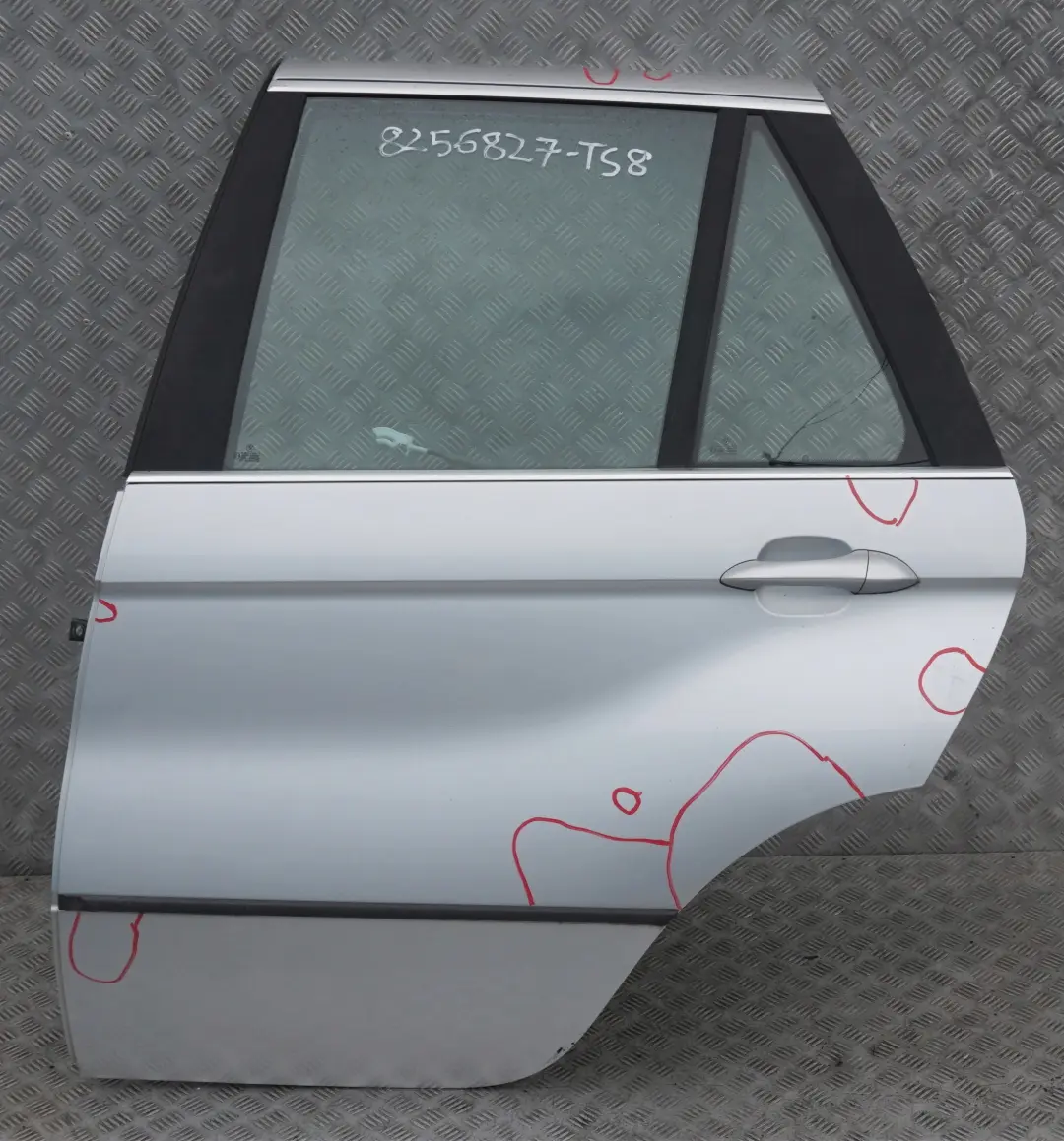 Lato Conducente Porta Posteriore Sinistra Argento-Titanio Titan per BMW X5 8 E53 con numero di parte 8256827 BMW X5 8 E53 Lato Conducente Porta Posteriore Sinistra Argento-Titanio Titan - SKU 8256827-TS8 - Numero di parte 8256827