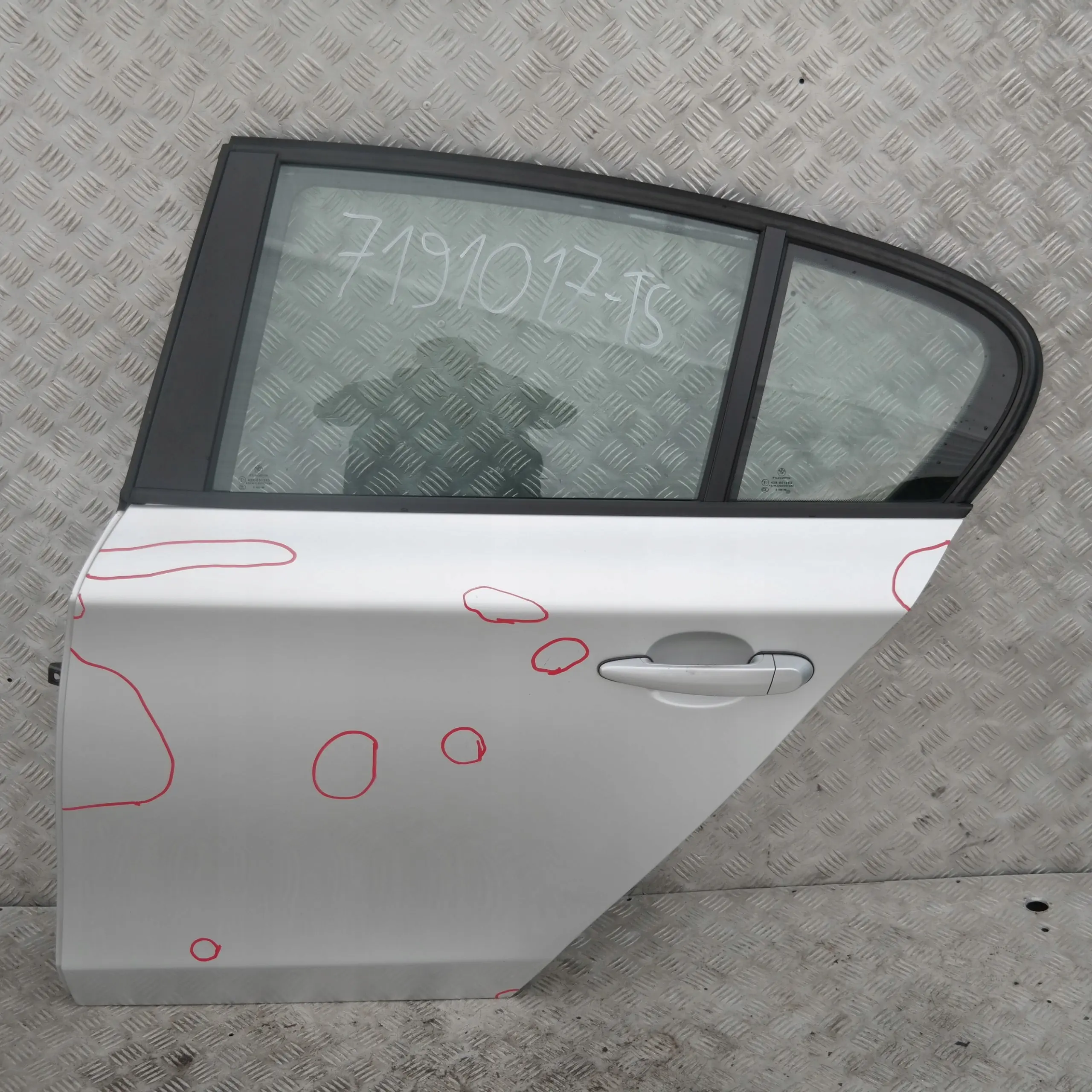 BMW E87 LCI Cote Conducteur Porte Arriere Gauche Argent Titane Metallique