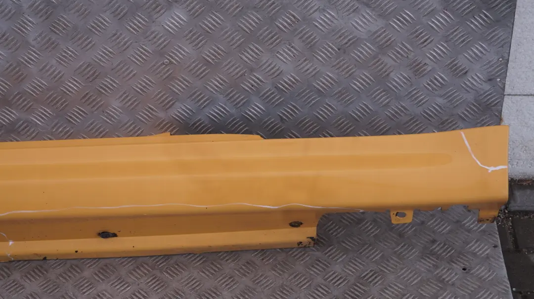 Copertura Gonna SX Mellow Yellow per Mini Cooper S R56 R57 R58 con numero di parte 7147915 Mini Cooper S R56 R57 R58 Copertura Gonna SX Mellow Yellow - SKU 7147915-MY - Numero di parte 7147915