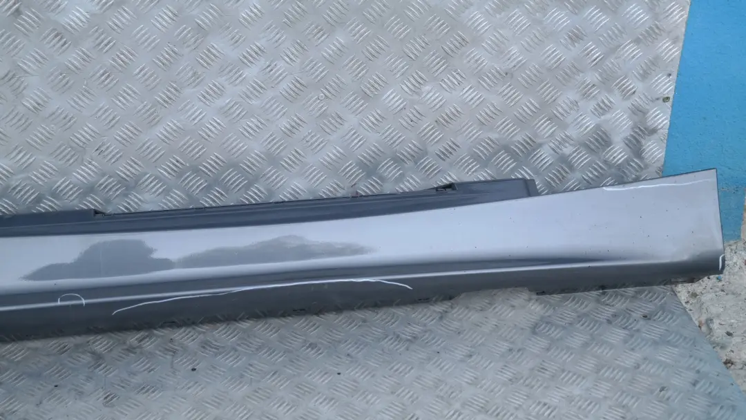 Listwa Progowa Prawa Sparkling Graphite Metallic - A22 do BMW E87 o numerze 51770032948 BMW E87 Listwa Progowa Prawa Sparkling Graphite Metallic - A22 - SKU 0032948-SG5 - Numer Części 51770032948