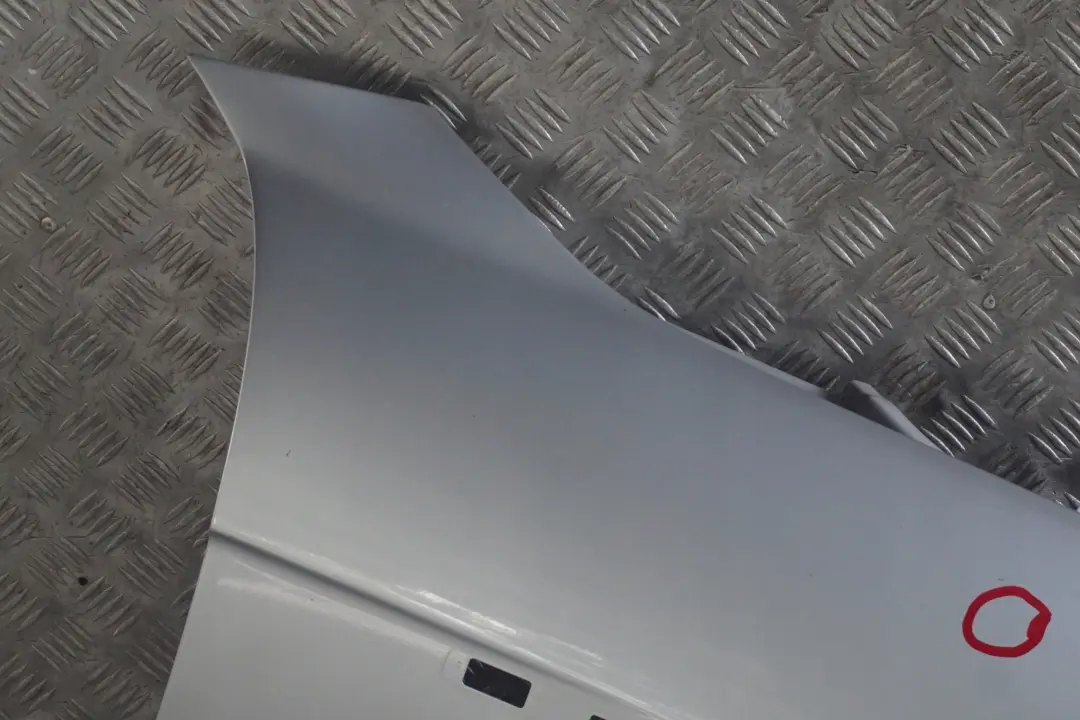 Lateral Ala Delantera Derecha Titansilber Titan Silver para BMW E65 E66 con número de pieza 7061662 BMW E65 E66 Lateral Ala Delantera Derecha Titansilber Titan Silver - SKU 7061662-TS1 - Número de pieza 7061662