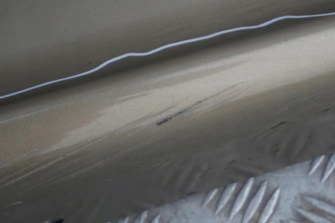 Sill Strip Faldon Lateral Izquierdo Sonora Metallic - A23 para BMW E87 con número de pieza 51770032949 BMW E87 Sill Strip Faldon Lateral Izquierdo Sonora Metallic - A23 - SKU 0032949-SON4 - Número de pieza 51770032949