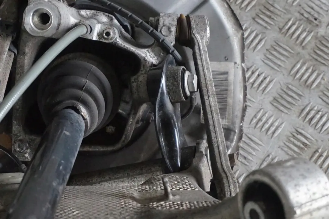 BMW E60 520d M47N2 Zawieszenie zwrotnica lewy tył - SKU 6770905-13 - Numer Części 6770905