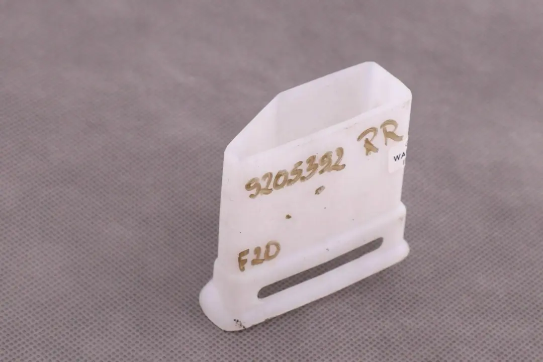 Kanał grzewczy plastik wlot prawy tył do BMW F20 F21 o numerze 9205392 BMW F20 F21 Kanał grzewczy plastik wlot prawy tył - SKU 9205392 - Numer Części 9205392