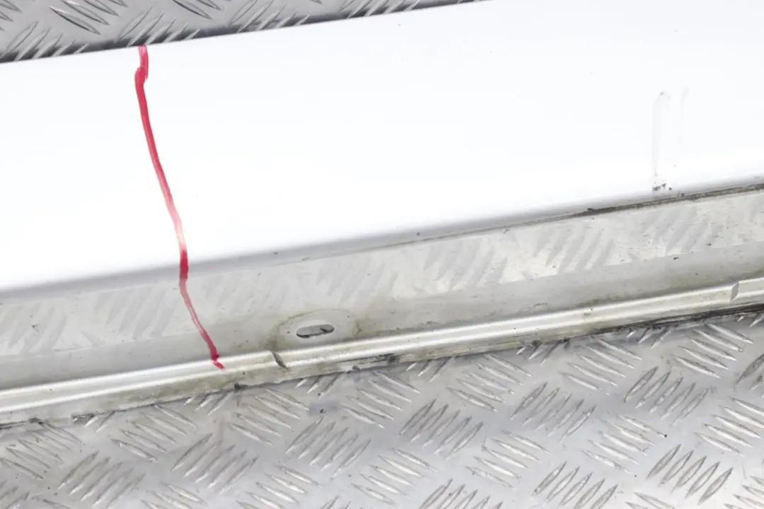 Puerta Sill Side Cover Faldon Derecho O / S Titansilber Plata 354 para BMW E60 E61 4 con número de pieza 0150278 BMW E60 E61 4 Puerta Sill Side Cover Faldon Derecho O / S Titansilber Plata 354 - SKU 0150278-TS4 - Número de pieza 0150278