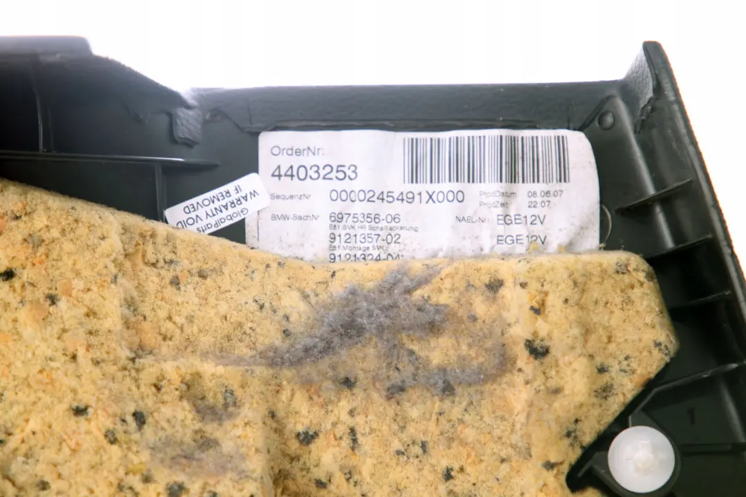 Tela Panel Embellecedor Lateral Trasero Derecho Cranberry Red para BMW E81 Red con número de pieza 9121324 BMW E81 Red Tela Panel Embellecedor Lateral Trasero Derecho Cranberry Red - SKU 9121324 - Número de pieza 9121324