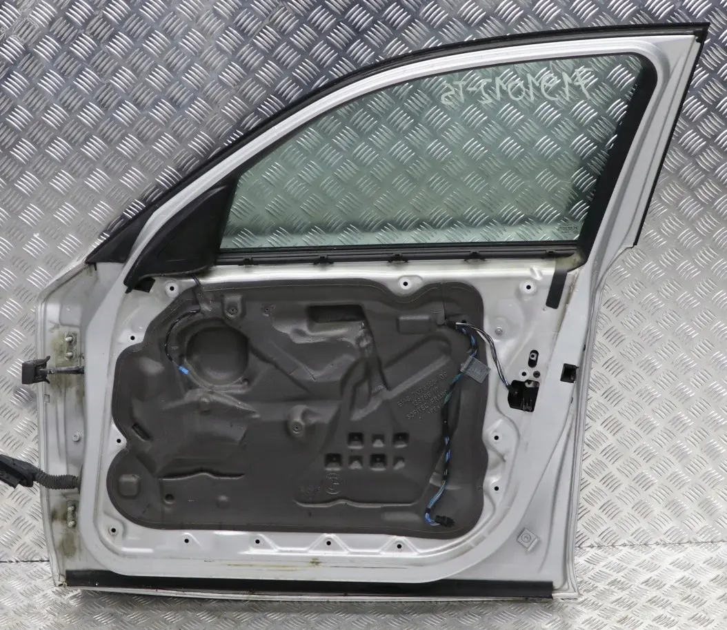 Puerta Delantera Derecha Titansilber Silber Silver Metalic para BMW E87 E87N LCI con número de pieza 41517191012 BMW E87 E87N LCI Puerta Delantera Derecha Titansilber Silber Silver Metalic - SKU 7191012-TS - Número de pieza 41517191012